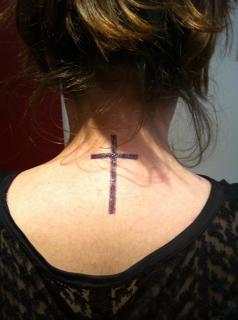 tatoo croix nuque